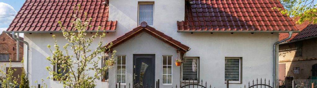 Dom w dobrej z zabudowaniami