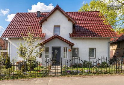 Dom w dobrej z zabudowaniami