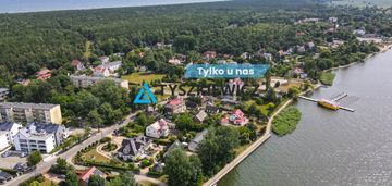 Dom w linii brzegowej z widokiem na sol marine