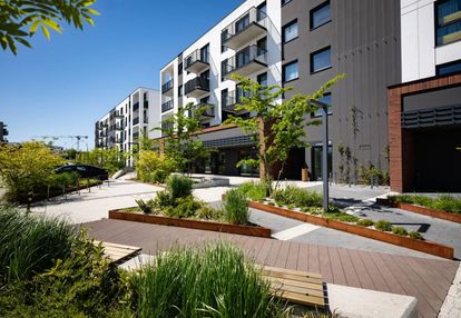 Przestronne mieszkanie z widokiem na zieleń.