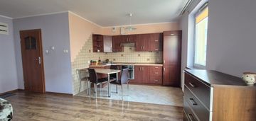 Duża kawalerka w pobliżu szkoły podstawowej nr 2.