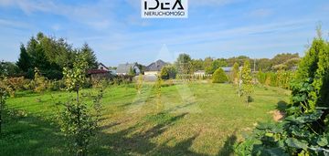 Zagospodarowana działka z nasadzeniami i garażem