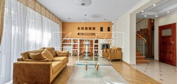 Dom z pięknym ogrodem w pożądanej lokalizacji