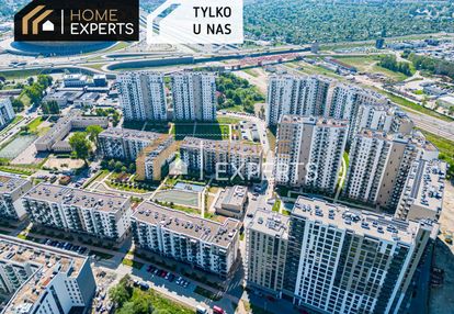 Wysoko nad miastem. stadion i zatoka, faktura vat