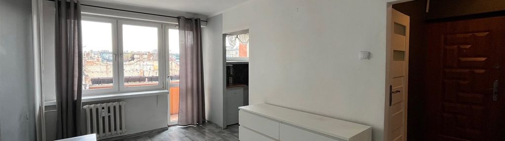 Okna i balkon na podwórko, ładny widok - 2 piętro