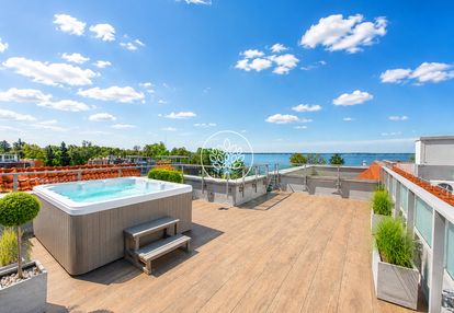Pocztówkowy widok na jezioro / jacuzzi na dachu