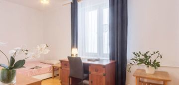 * dwa oddzielne pokoje w centrum * 2 piętro *