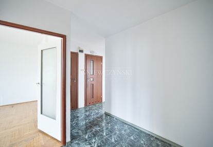 Jasne, dwustronne mieszkanie do remontu