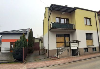 Dom, z lokalami komercyjnymi i in.
