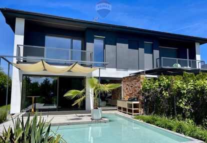 Połowa nowoczesnego i eleganckiego domu