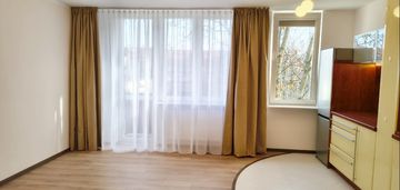 Po remoncie przy metrze i parku, cisza, parking