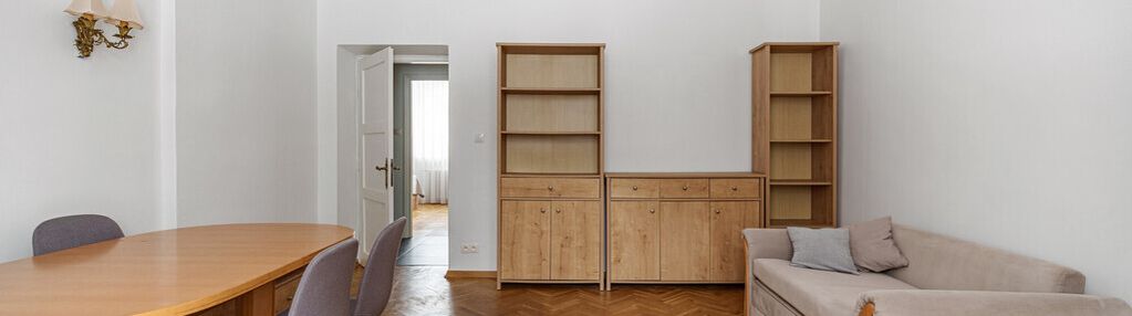 Kameralny, 2-piętrowy blok obok kampinosa
