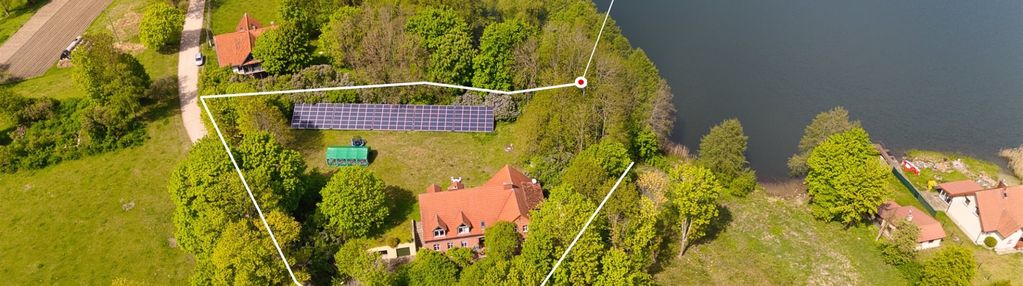 Dom w dawnej szkole nad jeziorem