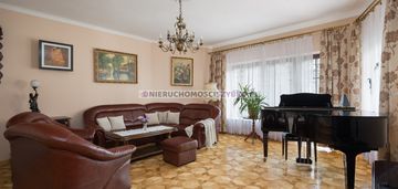 Duży rodzinny dom na włochach.