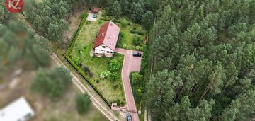 Dom przy lesie. zabrodzie.