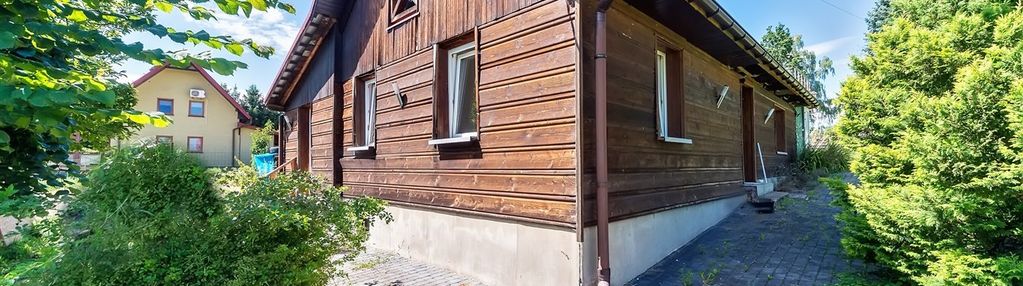 Drewniany dom na dużej działce