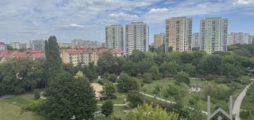 3 pokoje z balkonem. oddzielna kuchnia.