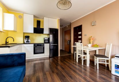 3 pokoje, 2 komórki, taras 40m2 na 1 piętrze.