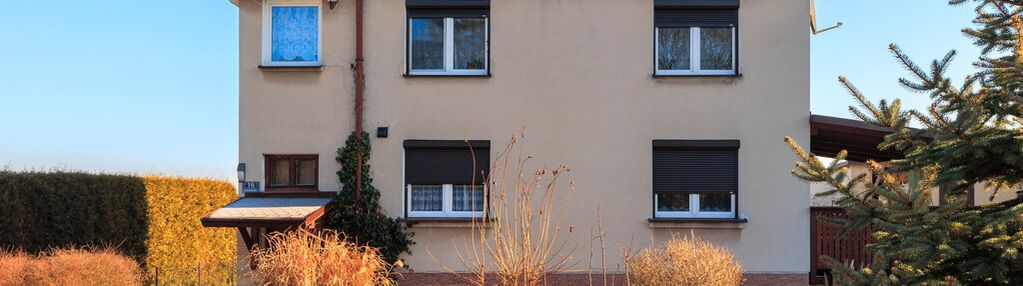 Dom z 2 mieszkaniami + garaże + duży teren