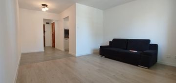 Komfortowa kawalerka z oddzielną kuchnią i balkonem