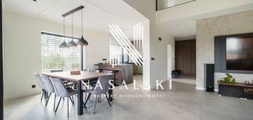 Nowoczesny dom wolnostojący fordon /  zamczysko