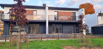 Nowoczesny dom typu bliźniak w starym fordonie!