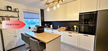 Nowoczesny dwupoziomowy segment z ogródkiem