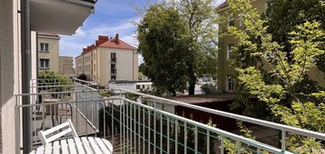 Słoneczna kawalerka z balkonem