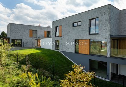 Dom z działką widokową otoczony zielenią