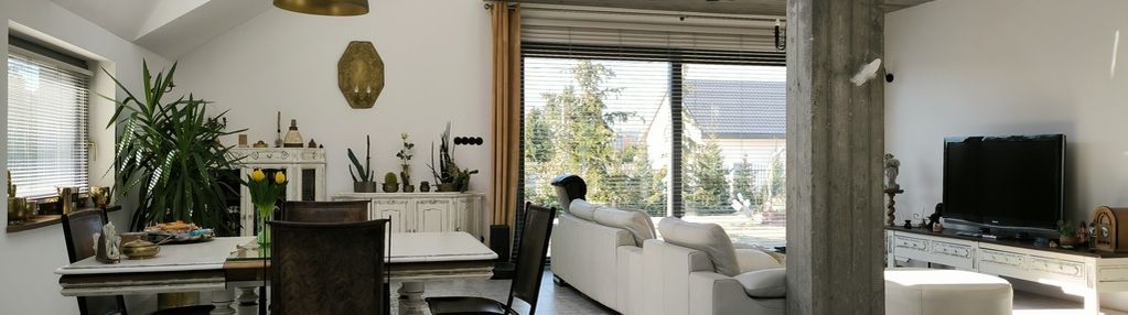 Nietuzinkowy dom w cichej okolicy góraszka