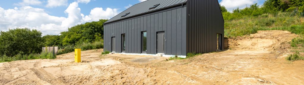 Wykończony bliźniak blisko lasu