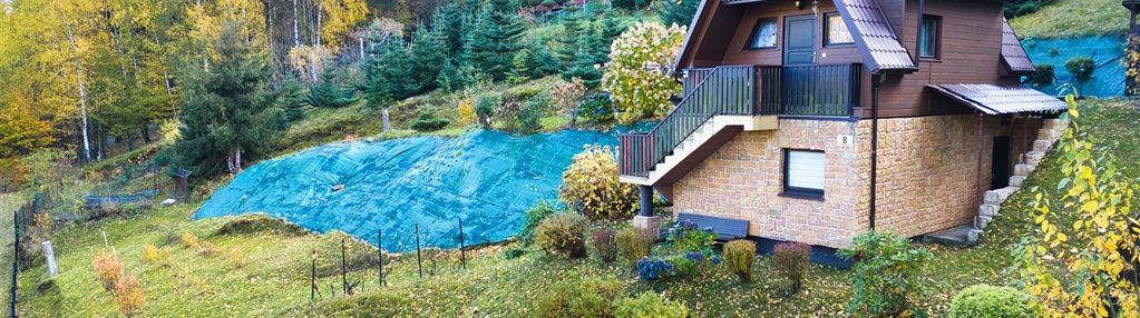 Dom na dużej działce pod lasem.