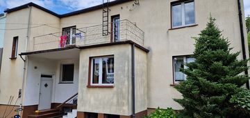 Dom z dwoma odrębnymi mieszkaniami, blisko centrum