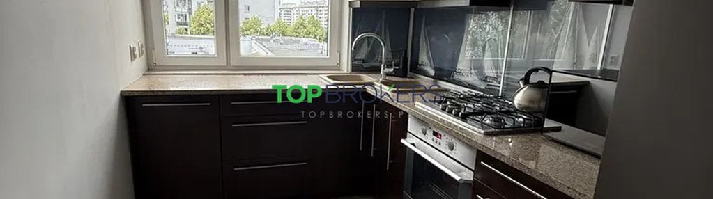 Trzy pokoje z oddzielną kuchnią, balkon, metro