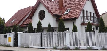 Dom z pom. biurowym lub drugim mieszkaniem.