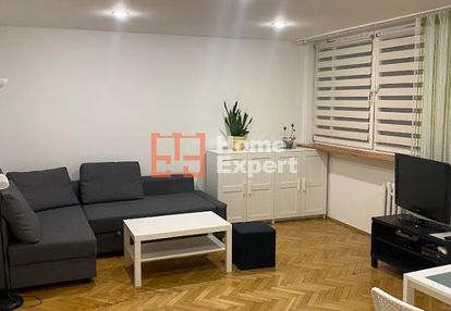 Budynek blisko sky tower