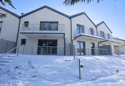 Parter z tarasem i dostępem do ogrodu.