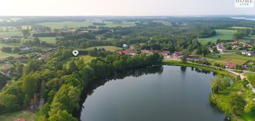 Urokliwa działka nad strumykiem, blisko jeziora.