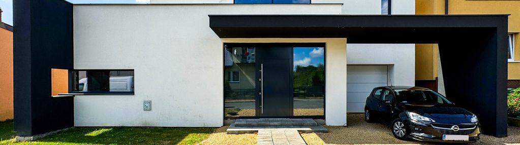 Designerski dom z ogrodem. świetnie skomunikowany