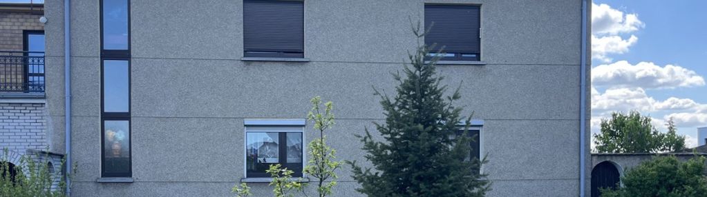 Dwurodzinny dom z budynkiem gospodarczym