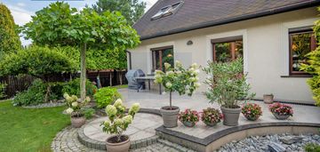 Dom z pięknym ogrodem lisiniec