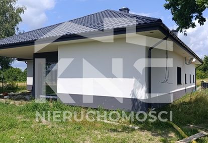 Nowy dom parterowy z antresolą.