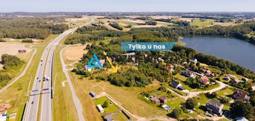 Dziełka budowlana w koleczkowie, blisko jezioro.