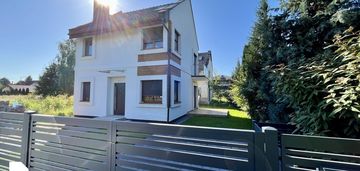 Dom bliźniaczy oddzielony budynkiem gospodarczym