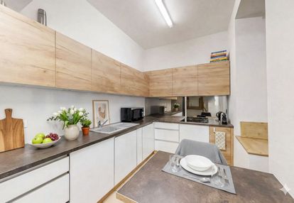 Ścisłe centrum 2 miejsca postojowe w cenie!