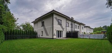 Funkcjonalny dom z furtką do lasu kabackiego