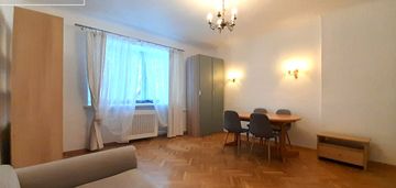 Kameralny, 2-piętrowy blok obok lasu na bemowie.