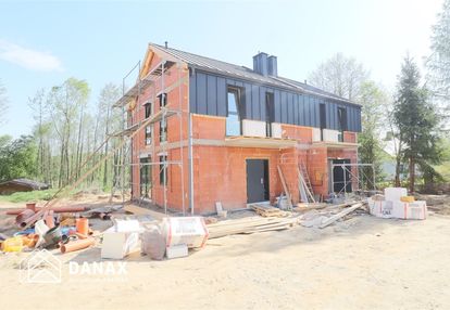 Skomunikowany, wśród zieleni