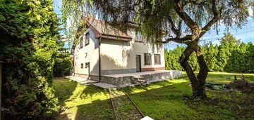 Dom wolnostojący w otoczeniu lasu i zieleni