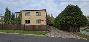 Dom w spokojnej dzielnicy rydułtów.